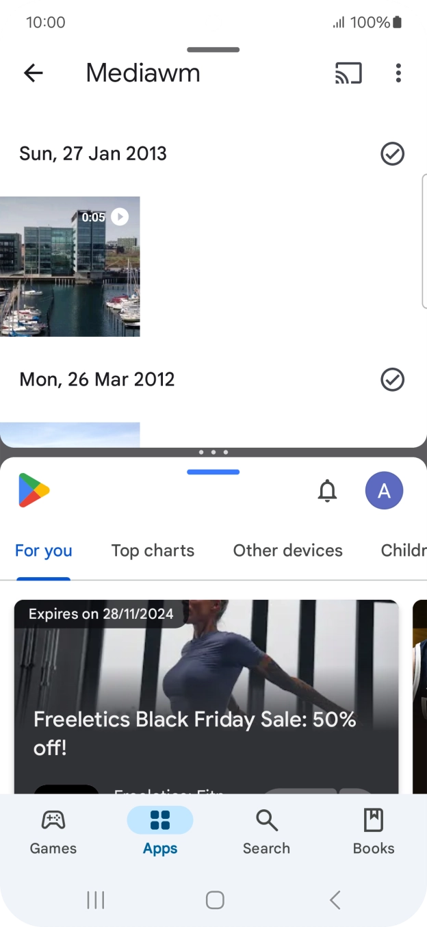 The applications are now shown in split screen view and you can use both applications at the same time. The applications are now shown in split screen view and you can use both applications at the same time.