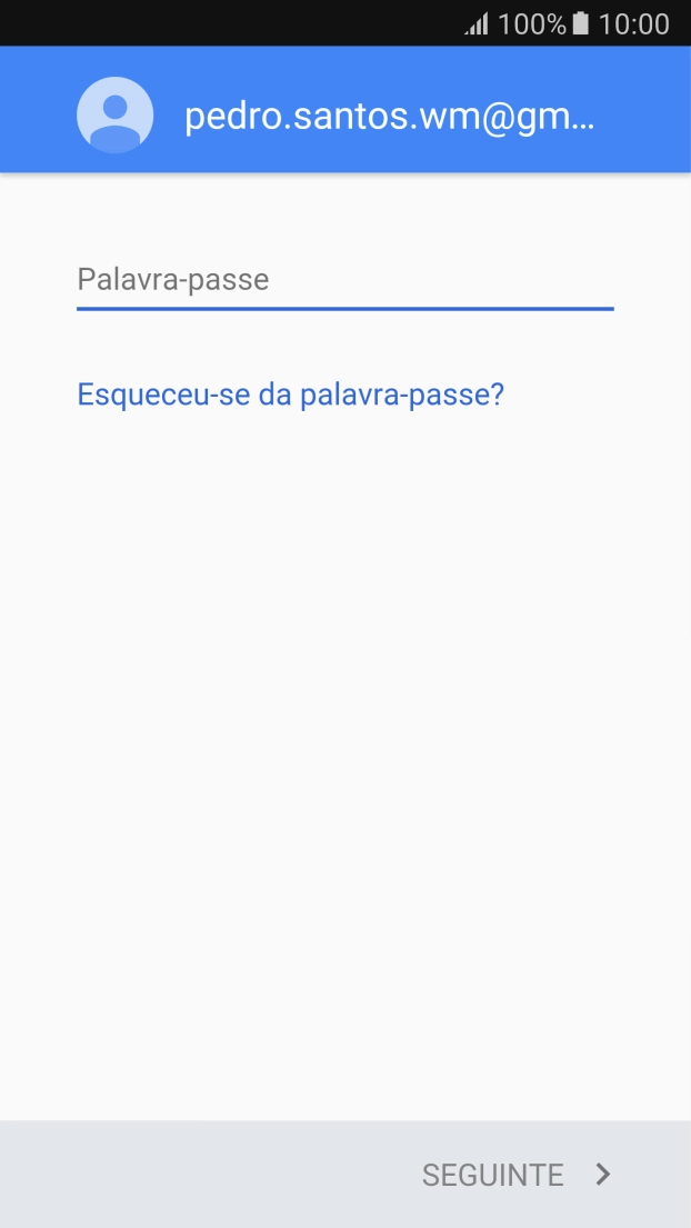 Prima o campo de escrita e introduza a password da sua conta Google.