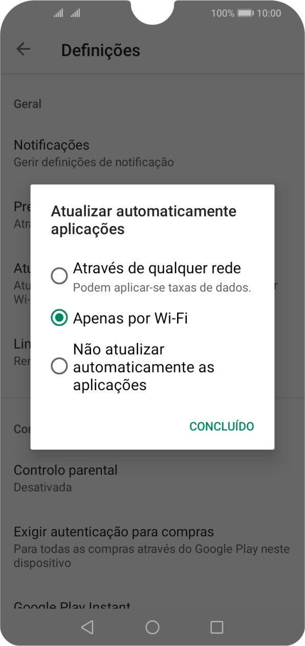 Para ativar a atualização automática de apps via redes móveis, prima Através de qualquer rede.