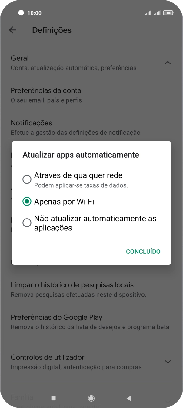 Para ativar a atualização automática de apps via redes móveis, prima Através de qualquer rede.