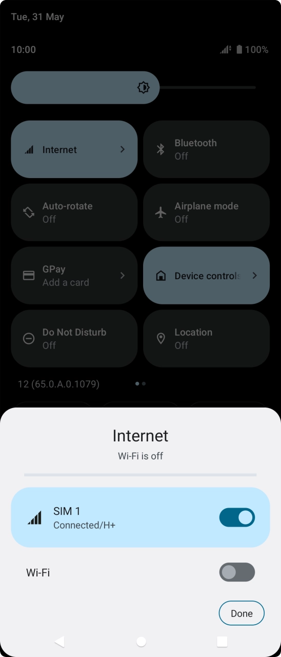 Press the indicator next to the mobile data icon to turn the function on or off. Press the indicator next to the mobile data icon to turn the function on or off.