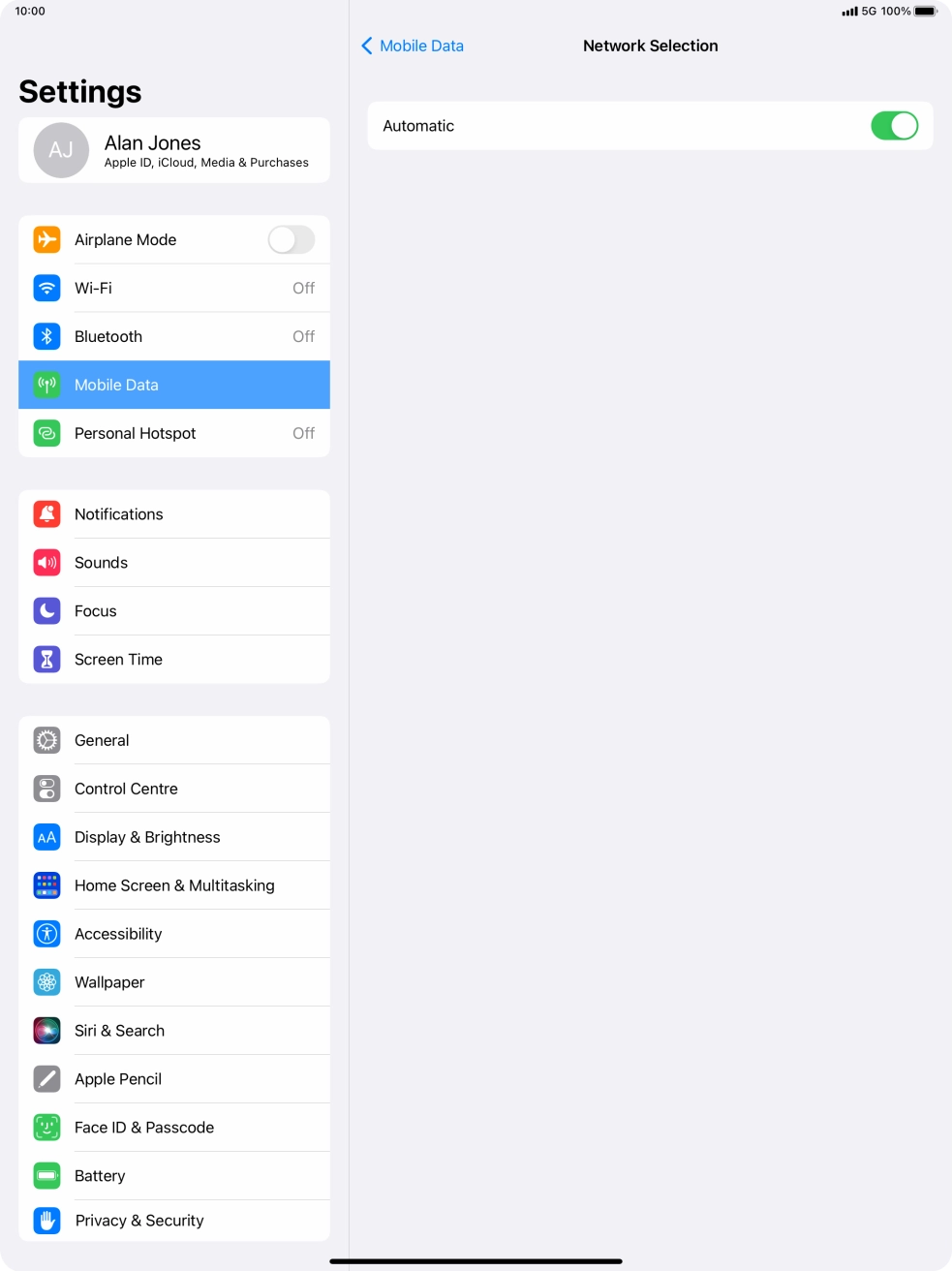 Press the indicator next to 'Automatic' to turn automatic network selection on or off.