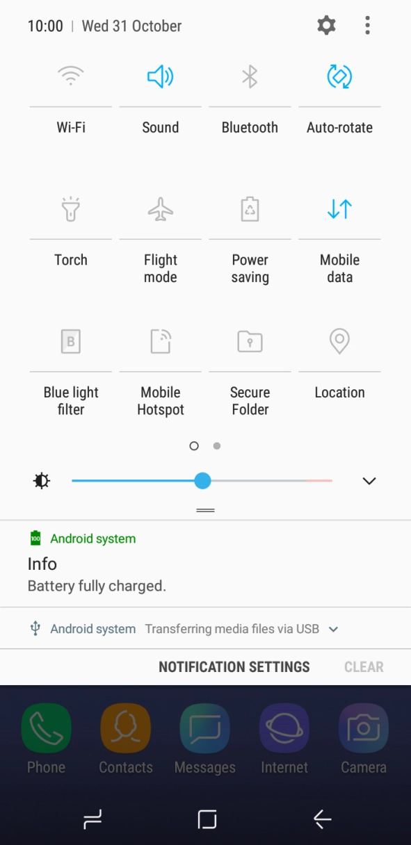 Press the mobile data icon to turn the function on or off. Press the mobile data icon to turn the function on or off.