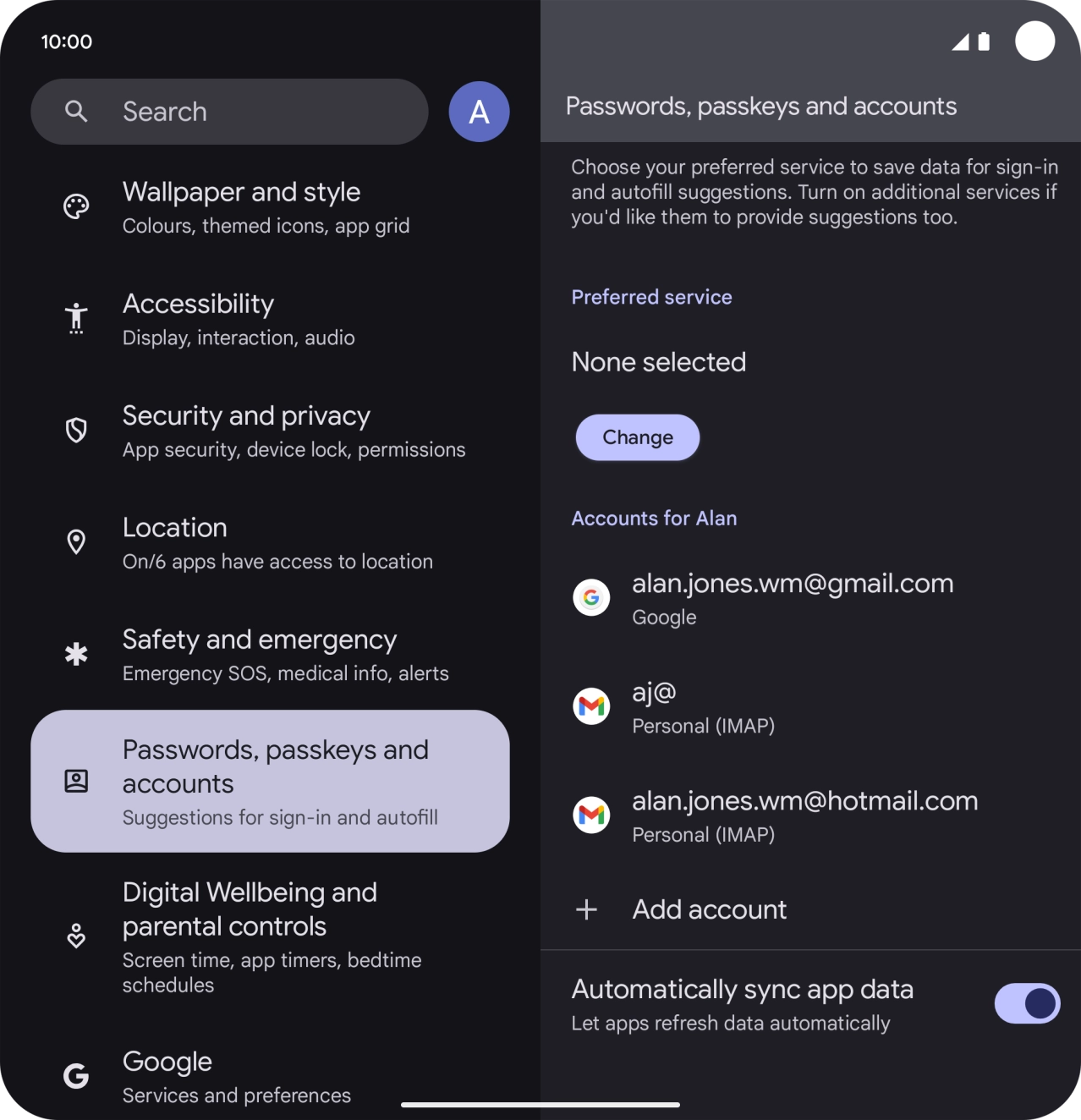 Press the indicator next to 'Automatically sync app data' to turn the function on or off.