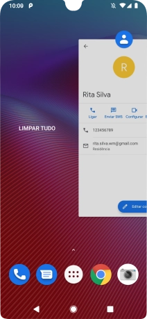 Para terminar uma aplicação em curso, deslize o dedo para cima na aplicação pretendida.