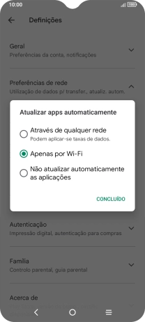 Para ativar a atualização automática de apps via redes móveis, prima Através de qualquer rede.