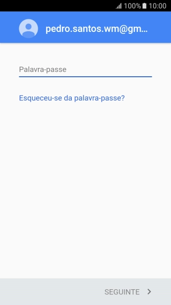 Prima o campo de escrita e introduza a password da sua conta Google.