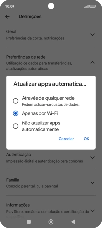 Para ativar a atualização automática de apps via redes móveis, prima o campo junto a 