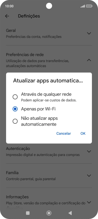 Para ativar a atualização automática de apps via redes móveis, prima o campo junto a 