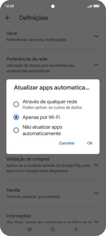 Para ativar a atualização automática de apps via redes móveis, prima Através de qualquer rede.