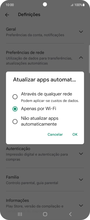 Para ativar a atualização automática de apps via redes móveis, prima Através de qualquer rede.