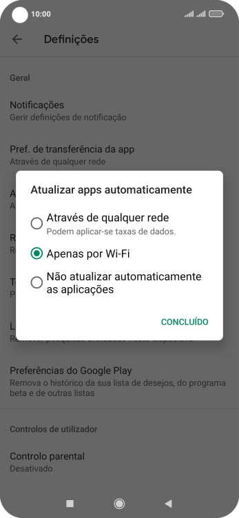 Para ativar a atualização automática de apps via redes móveis, prima Através de qualquer rede.