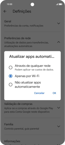 Para ativar a atualização automática de apps via redes móveis, prima Através de qualquer rede.