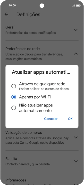 Para ativar a atualização automática de apps via redes móveis, prima Através de qualquer rede.