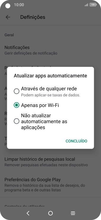 Para ativar a atualização automática de apps via redes móveis, prima Através de qualquer rede.