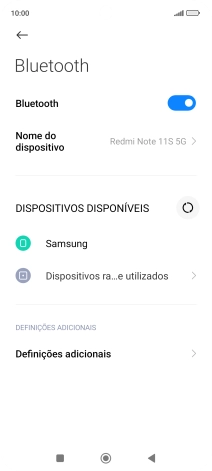 Prima o dispositivo Bluetooth pretendido e siga as indicações no ecrã para emparelhar o dispositivo pretendido com o telefone.