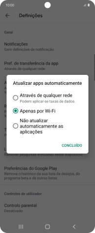 Para ativar a atualização automática de apps via redes móveis, prima Através de qualquer rede.