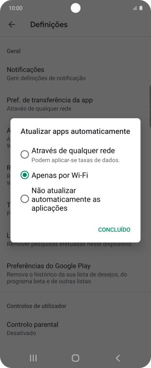 Para ativar a atualização automática de apps via redes móveis, prima Através de qualquer rede.