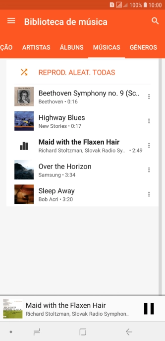 Prima o título da música na parte inferior do ecrã.