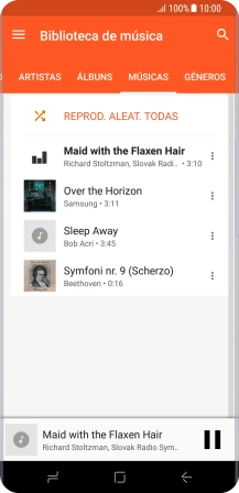 Prima o título da música na parte inferior do ecrã.