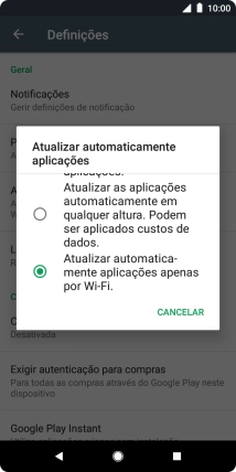 Para ativar a atualização automática de apps via Wi-Fi, prima Atualizar automáticamente aplicações apenas por Wi-Fi..