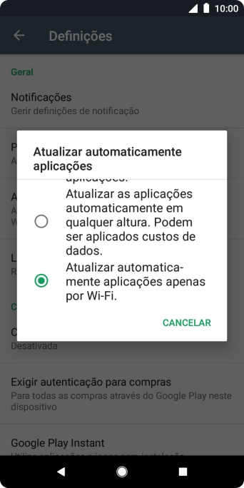 Para ativar a atualização automática de apps via Wi-Fi, prima Atualizar automáticamente aplicações apenas por Wi-Fi..