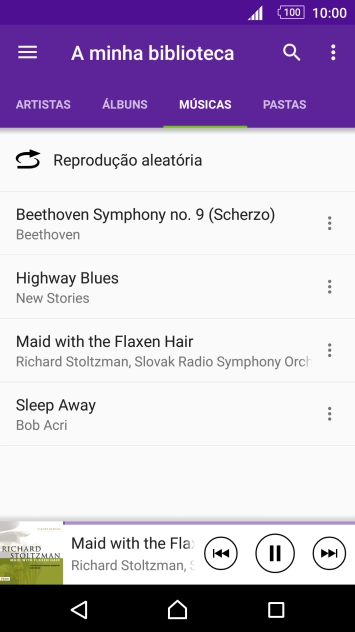 Prima o título da música na parte inferior do ecrã.