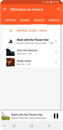 Prima o título da música na parte inferior do ecrã.