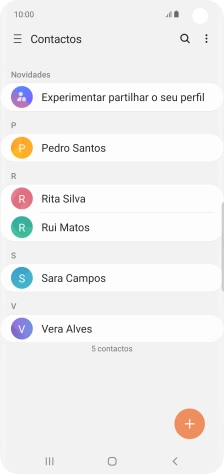 Deslize o dedo sobre o ecrã da esquerda para a direita.