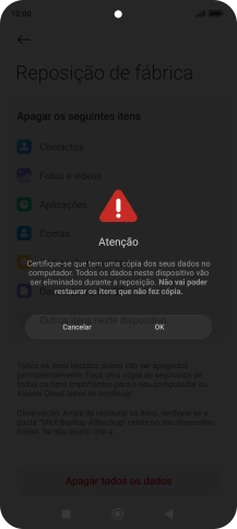 Prima OK. Aguarde um momento enquanto o telefone restabelece as definições originais. Siga as indicações no ecrã para configurar o telefone de modo que este fique pronto a ser utilizado.