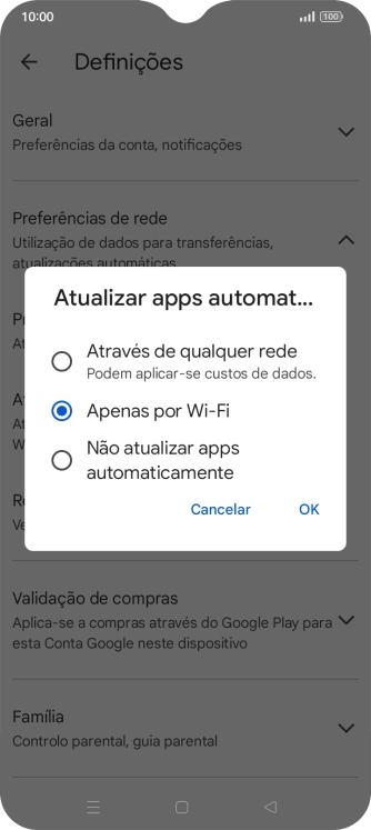 Para ativar a atualização automática de apps via redes móveis, prima Através de qualquer rede.