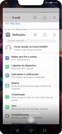 Para terminar uma aplicação em curso, deslize o dedo para a direita na aplicação pretendida.