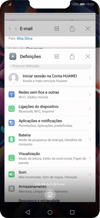 Para terminar uma aplicação em curso, deslize o dedo para a direita na aplicação pretendida.
