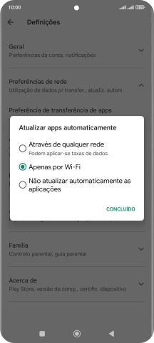 Para ativar a atualização automática de apps via redes móveis, prima Através de qualquer rede.