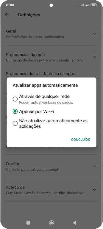 Para ativar a atualização automática de apps via redes móveis, prima Através de qualquer rede.