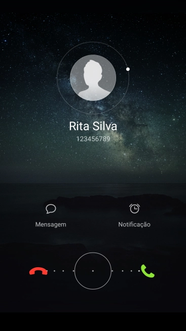 Se o bloqueio de ecrã estiver ativado, arraste o círculo para a direita para atender a chamada.