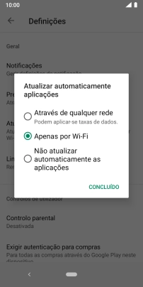 Para ativar a atualização automática de apps via redes móveis, prima Através de qualquer rede.
