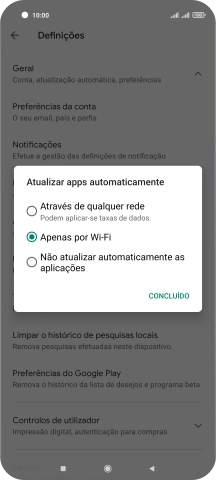 Para ativar a atualização automática de apps via redes móveis, prima Através de qualquer rede.
