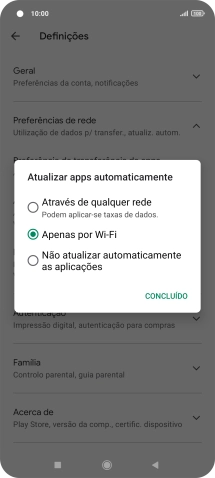 Para ativar a atualização automática de apps via redes móveis, prima Através de qualquer rede.