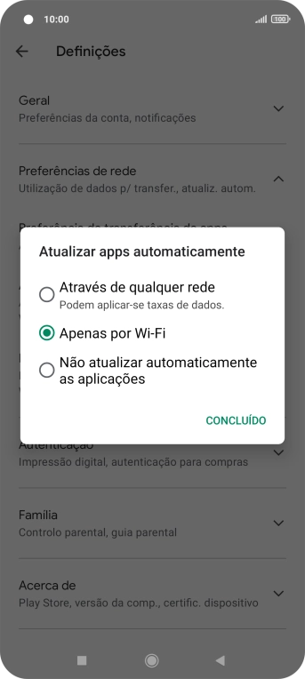Para ativar a atualização automática de apps via redes móveis, prima Através de qualquer rede.