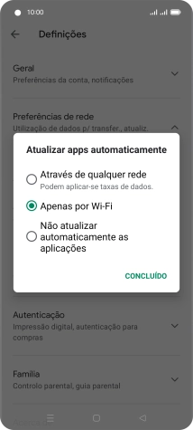 Para ativar a atualização automática de apps via redes móveis, prima Através de qualquer rede.