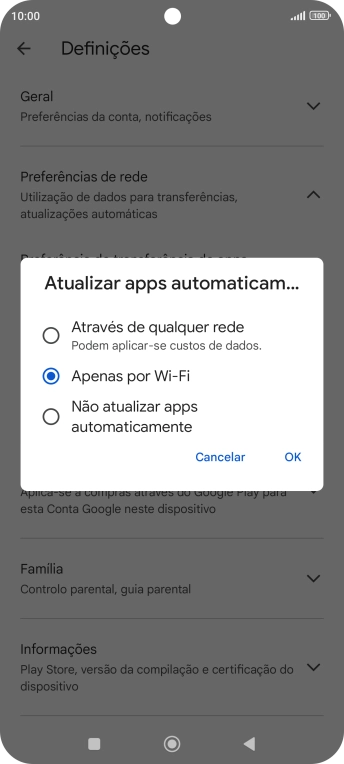 Para ativar a atualização automática de apps via redes móveis, prima o campo junto a 