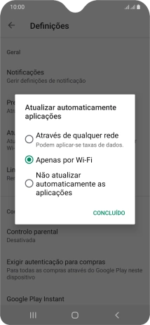 Para ativar a atualização automática de apps via redes móveis, prima Através de qualquer rede.