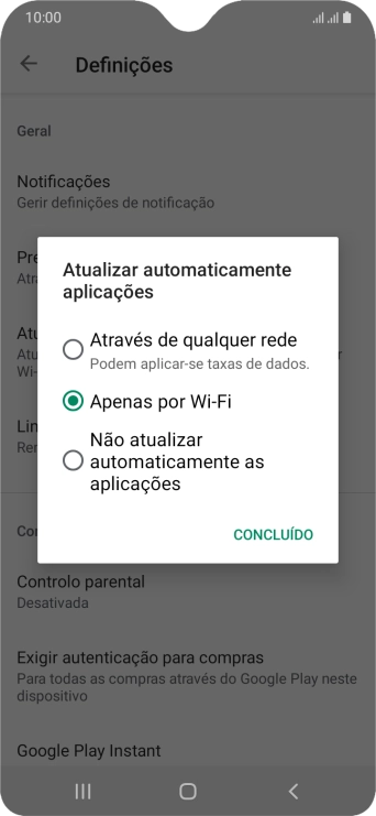 Para ativar a atualização automática de apps via redes móveis, prima Através de qualquer rede.