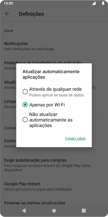 Para ativar a atualização automática de apps via redes móveis, prima Através de qualquer rede Podem aplicar-se taxas de dados..