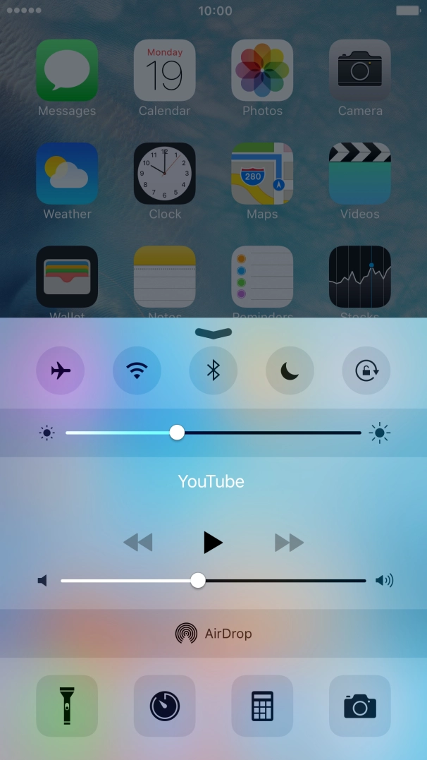 Press the Bluetooth icon to turn the function on or off. Press the Bluetooth icon to turn the function on or off.