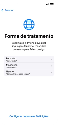 Para escolher a forma de tratamento desejada no telefone, siga as instruções no ecrã ou prima Configurar despois nas Definições.