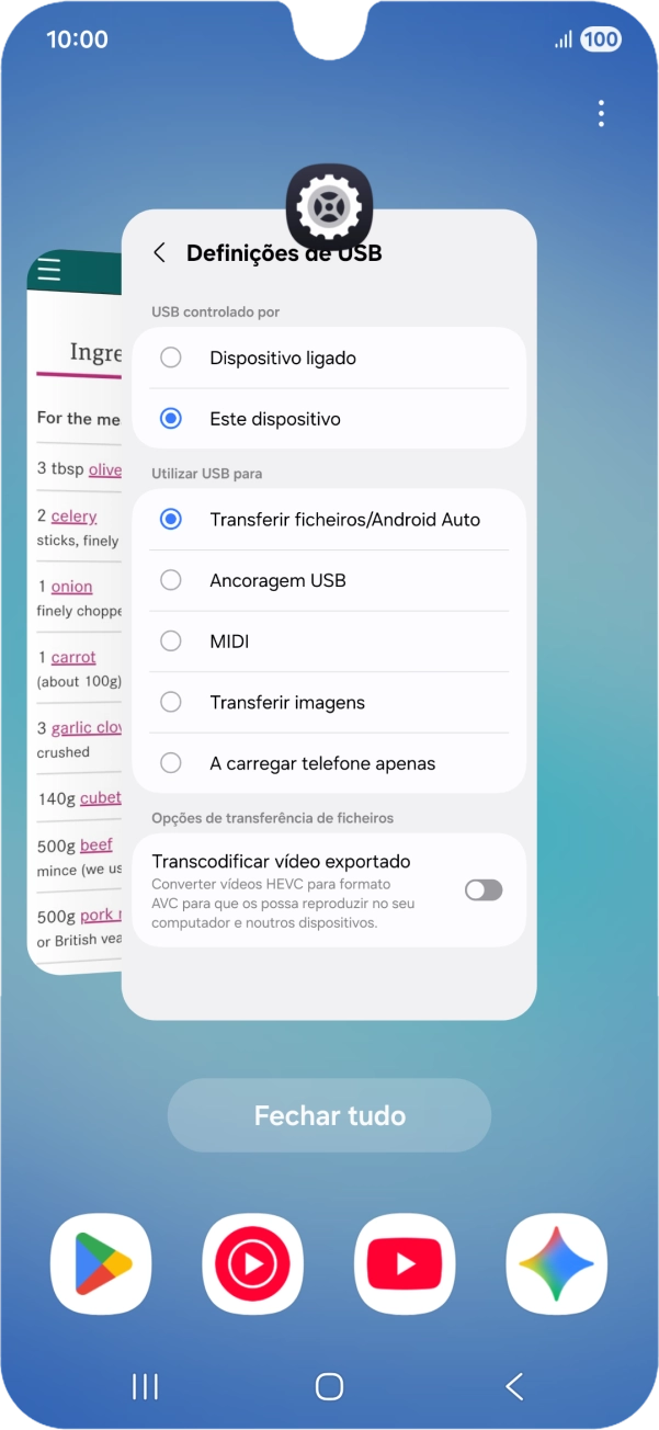 Para terminar uma aplicação em curso, deslize o dedo para cima na aplicação pretendida.