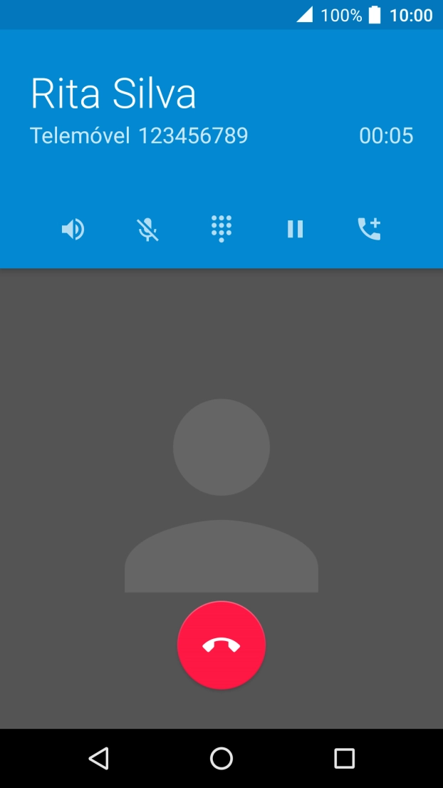 Prima o ícone para terminar a chamada.