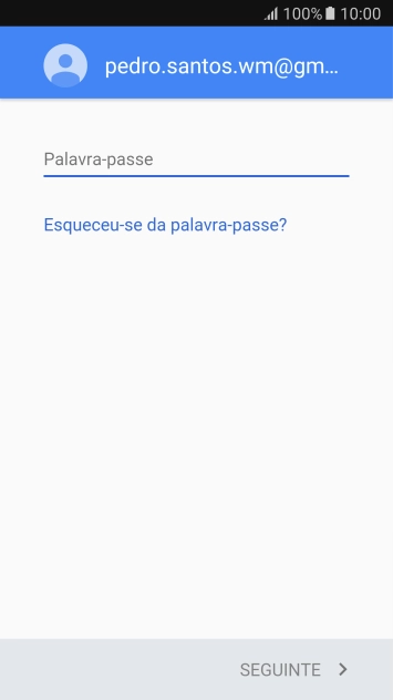 Prima o campo de escrita e introduza a password da sua conta Google.